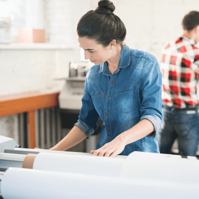 Tiskárna Pardubice - personál obsluhující tiskový plotter